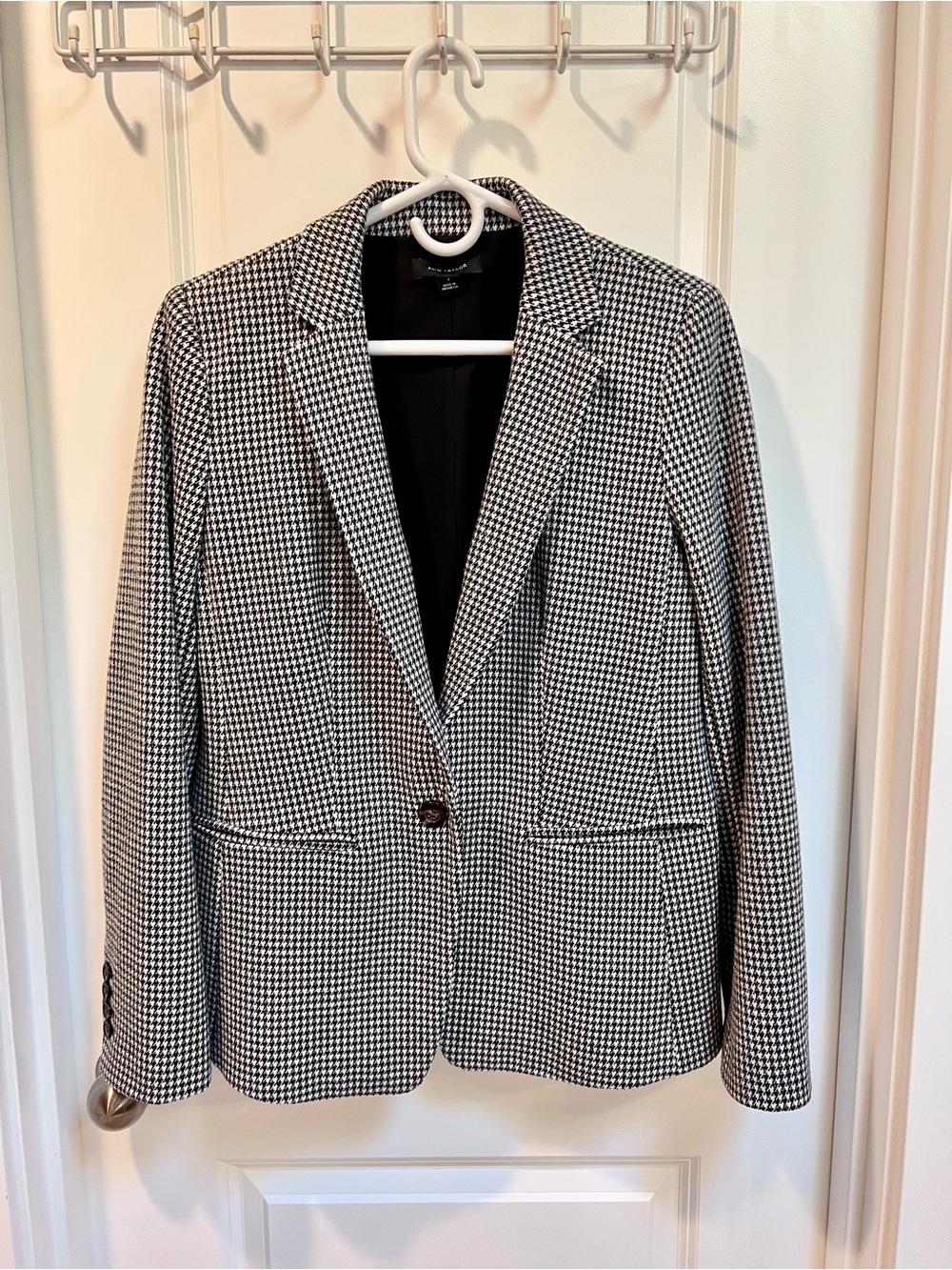 Ann Taylor Black & White Houndstooth Single-Button Blazer (size 6)